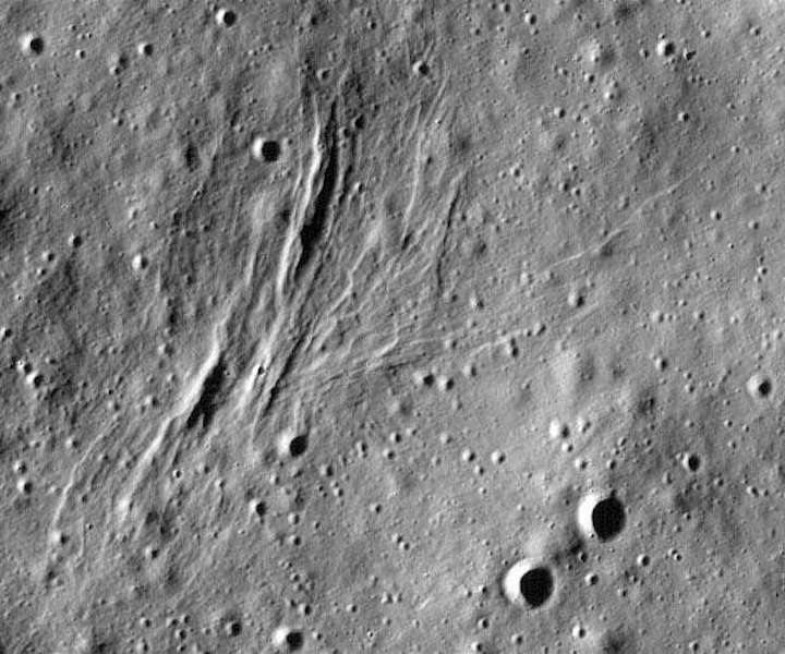 lunar-reconnaissance-orbiter-shrinking-moon-wrinkles-tectonoics-hg