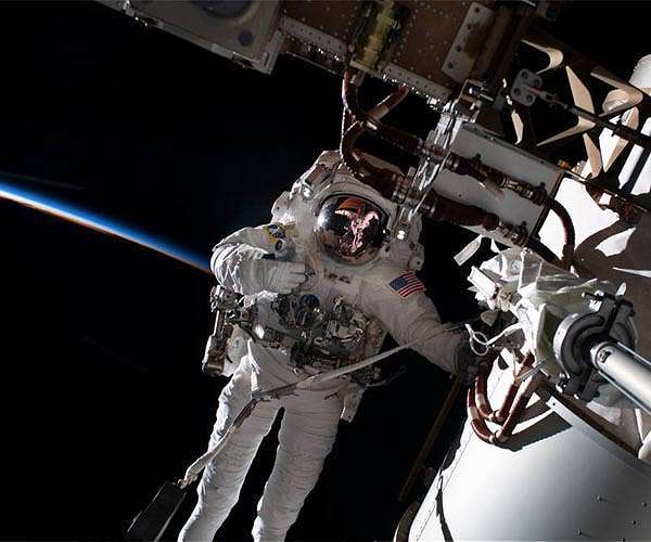 nasa-astronaut-frank-rubio-eva-roll-out-solar-array-iss-hg