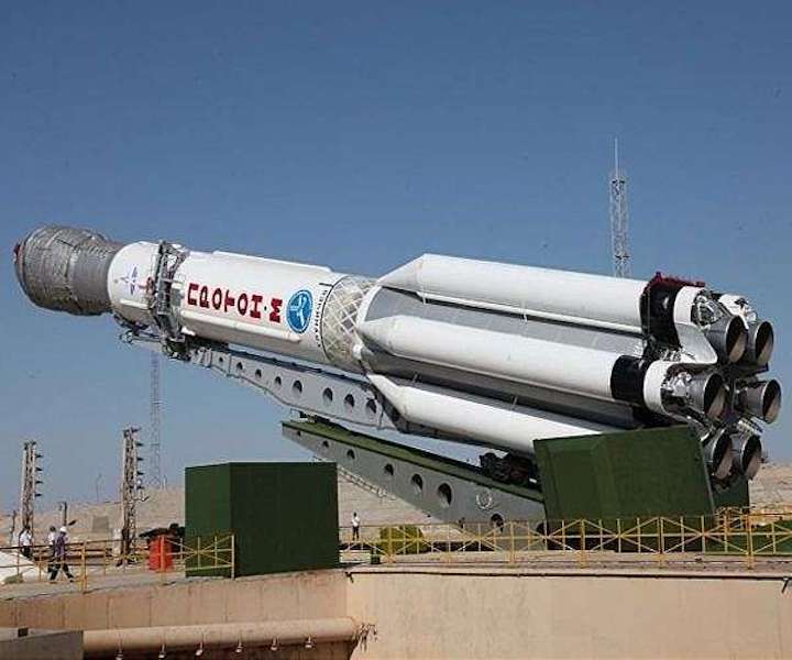 proton-m-carrier-rocket-red-white-blue-hg