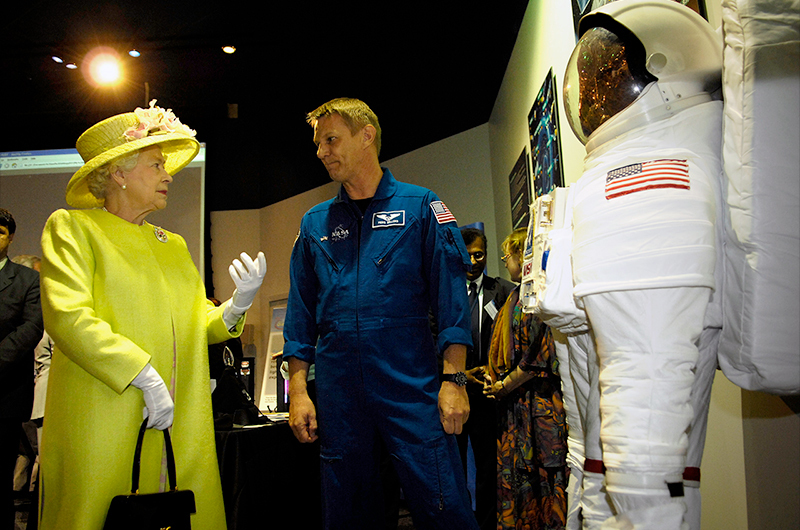 queen-elizabeth-ii-talks-with-british-american-nasa-astronaut-piers-sellers-at-goddard-spaceflight-c