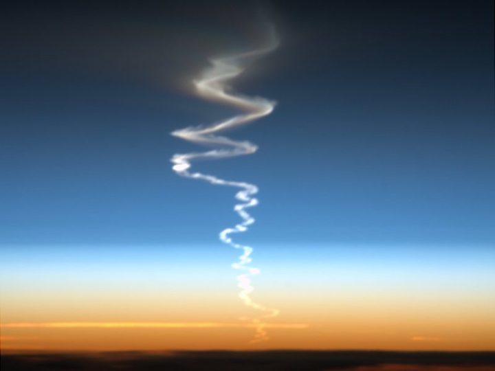rocket-plume-atmosphere-parmitano-esa-800x600