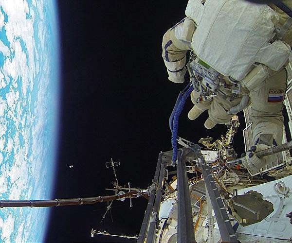 russia-cosmonaut-eva-space-walk-iss-hg