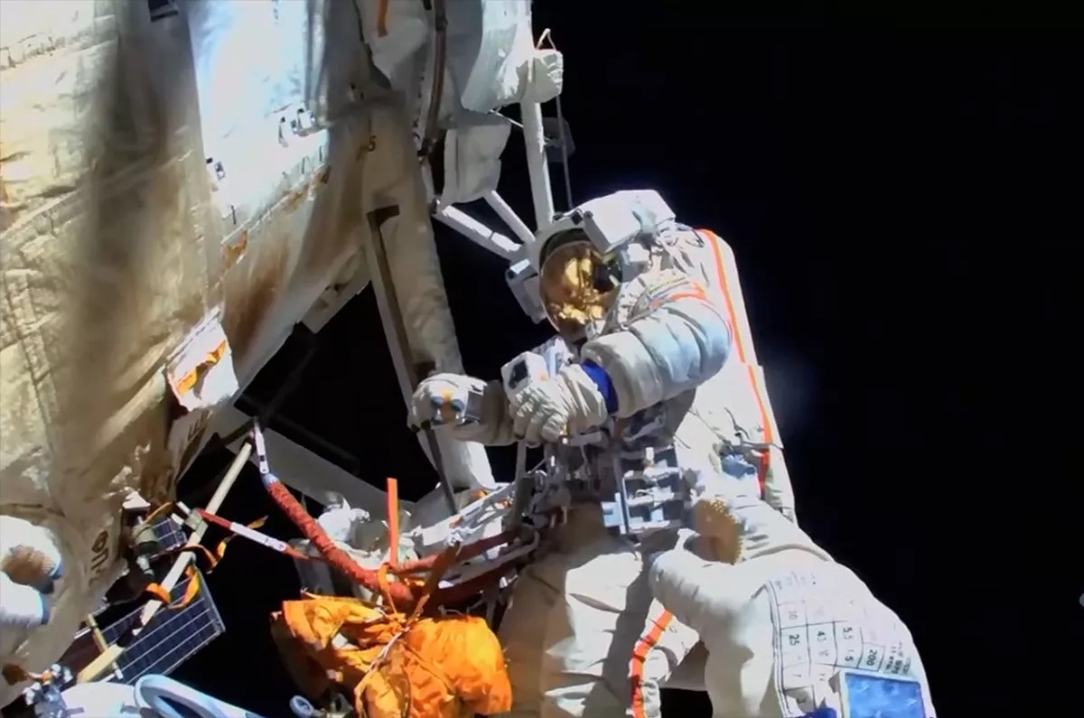 russian-spacewalk-a