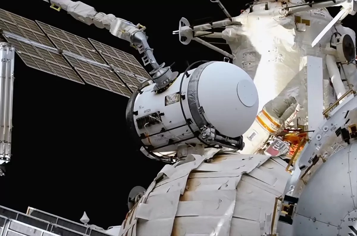 russian-spacewalk-b