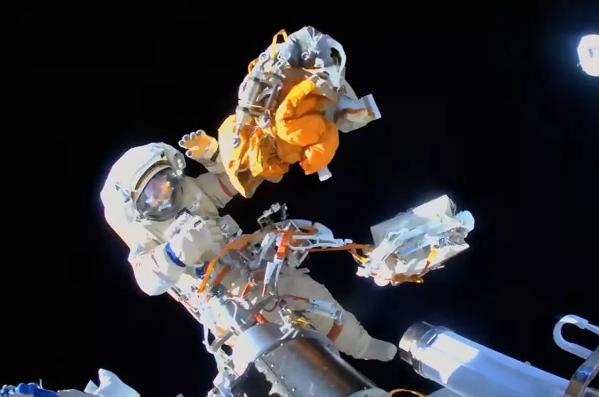 russian-spacewalk-c