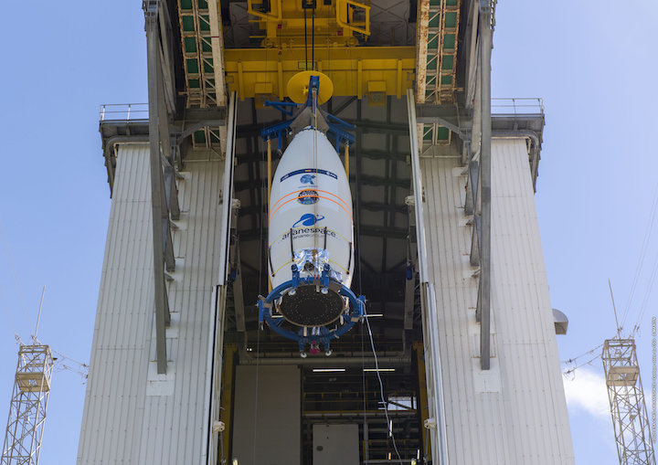 seosat-ingenio-being-hoisted-into-the-vega-launch-tower-pillars