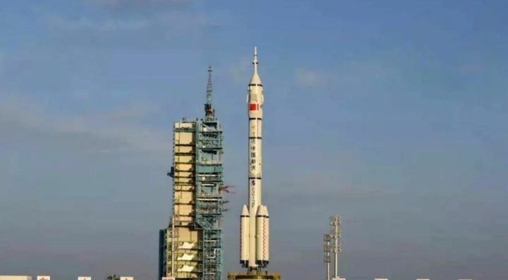 shenzhou-12-longmarch2f-vertical-transfer-9june2021-cnsa-879x485