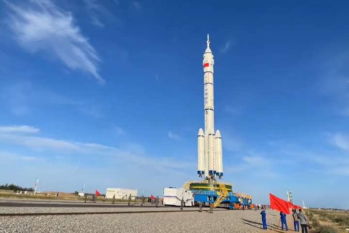 shenzhou-12-roll-out-01
