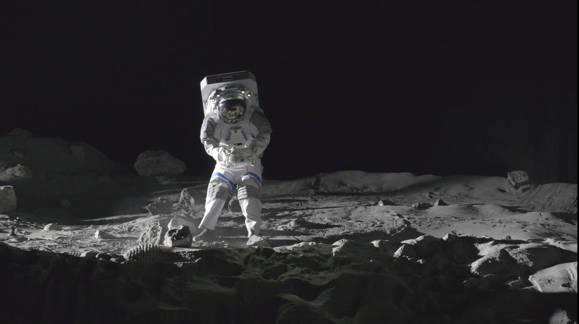 simulated-moonwalk-shot-pillars