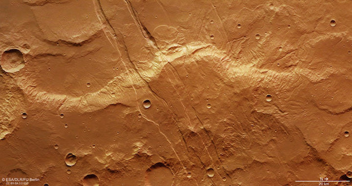 sirenum-fossae-fractures-large