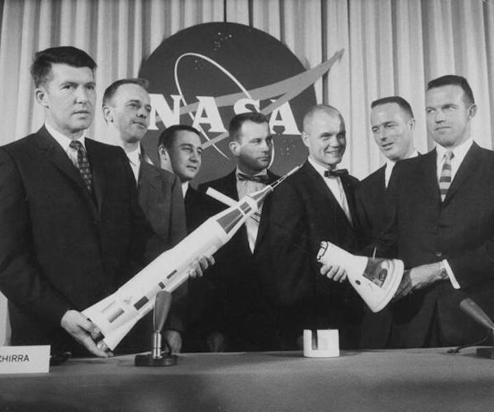 slayton-1-mercury-7-astros-press-conf-with-model-rockets-apr-1959