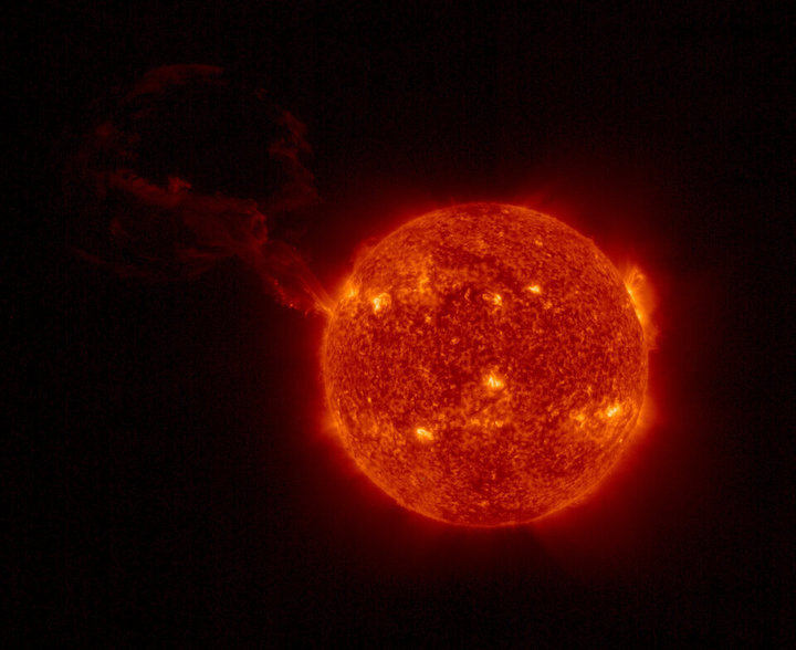 solar-orbiter-captures-giant-solar-eruption-article