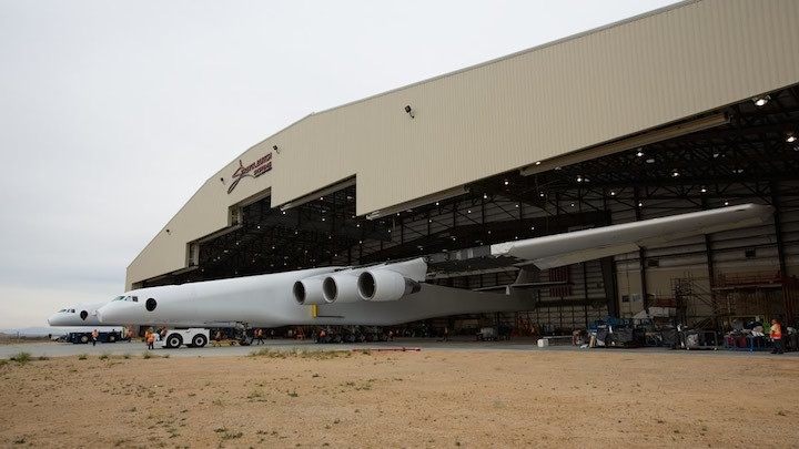 stratolaunch-leaves-hangar2-we