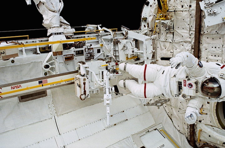 sts-37-eva-apt