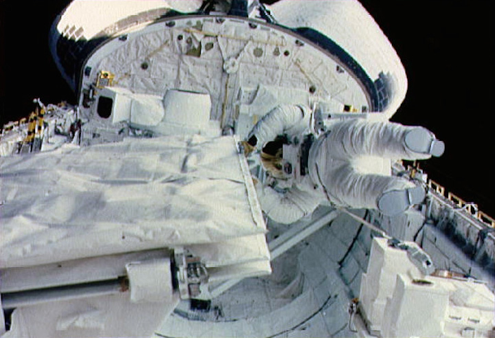 sts-41-g-sullivan-checks-sir-b