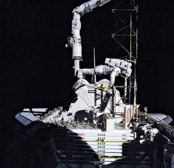 sts-61b-eva-ross