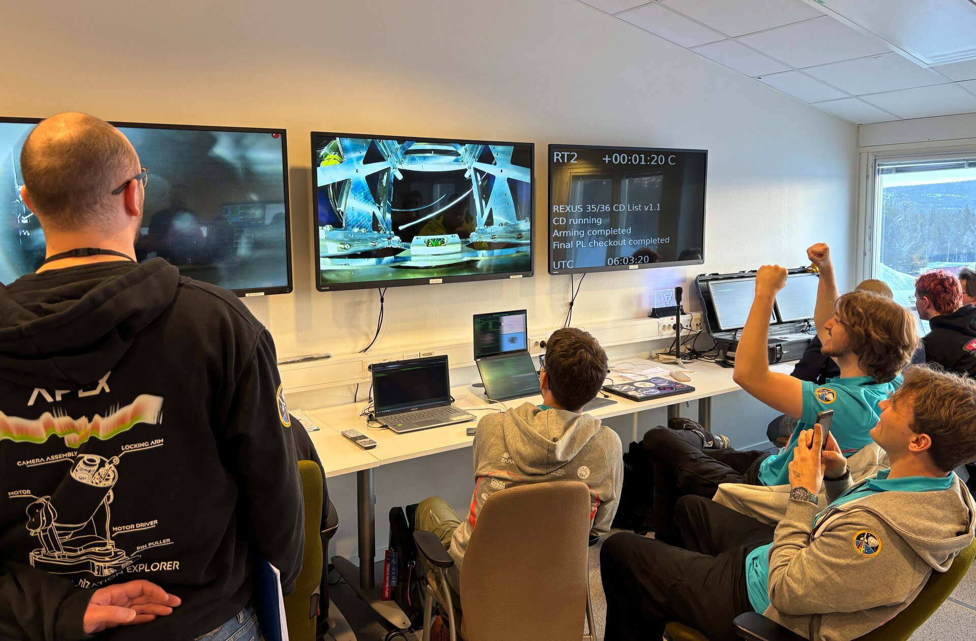 students-in-the-scientific-centre-at-esrange-space-center-monitoring-their-experiments-during-the-re