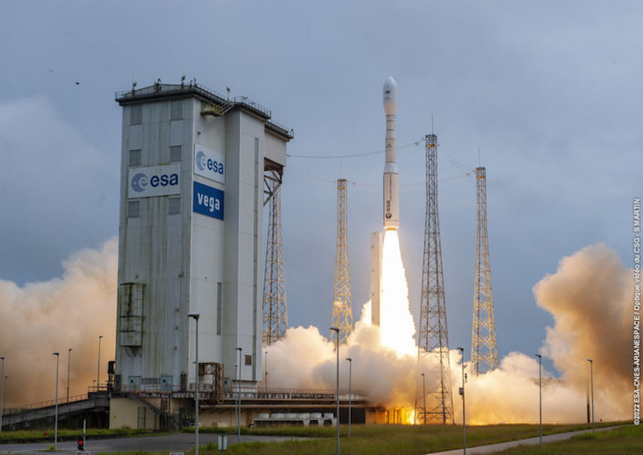 vega-c-vv21-liftoff-13-july-2022-pillars