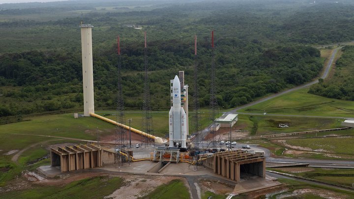 webb-on-ariane-5-roll-out-to-the-launch-pad-pillars